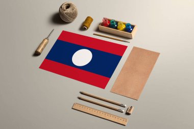 Laos kaligrafi kavramı, aksesuarlar ve güzel el yazıları, kalemler, kalemler, mürekkep, fırça, el işi kağıt ve karton işçiliği için araçlar..