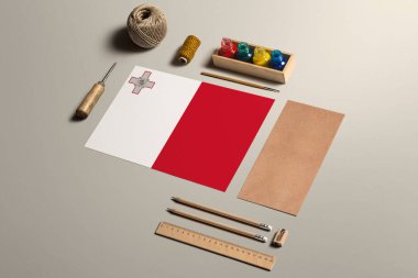 Güzel el yazıları, kalemler, kalemler, mürekkep, fırça, kağıt ve karton işçiliği için malta kaligrafi kavramı, aksesuarlar ve araçlar..