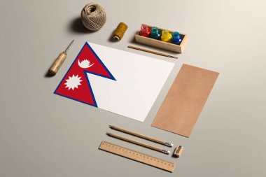 Nepal el yazısı konsepti, aksesuarlar ve güzel el yazıları, kalemler, kalemler, mürekkep, fırça, el işi kağıt ve karton işçiliği için araçlar..
