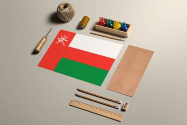 Umman el yazısı konsepti, aksesuarlar ve güzel el yazıları, kalemler, kalemler, mürekkep, fırça, el işi kağıt ve karton işçiliği için aletler..