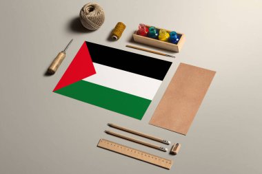 Filistin el yazısı konsepti, aksesuarlar ve güzel el yazıları, kalemler, kalemler, mürekkep, fırça, el işi kağıt ve karton işçiliği için aletler..