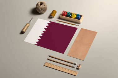 Katar el yazısı konsepti, aksesuarlar ve güzel el yazıları, kalemler, kalemler, mürekkep, fırça, el işi kağıt ve karton işçiliği için araçlar..