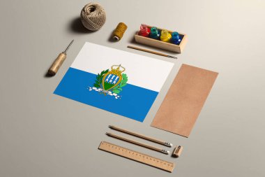 San Marino kaligrafi konsepti, aksesuarlar ve güzel el yazıları, kalemler, kalemler, mürekkep, fırça, el işi kağıt ve karton işçiliği için aletler..