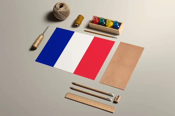 木製のテーブルの上に美しい手書き インク ブラシ クラフト紙や段ボールのためのフランスの書道のコンセプト アクセサリーやツール — ストック写真