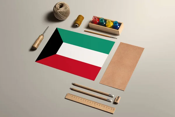 木製のテーブルの上に美しい手書き インク ブラシ クラフト紙や段ボールのためのクウェートの書道のコンセプト アクセサリーやツール — ストック写真