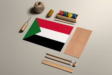 Sudan el yazısı konsepti, aksesuarlar ve güzel el yazıları, kalemler, kalemler, mürekkep, fırça, el işi kağıt ve karton işçiliği için araçlar..