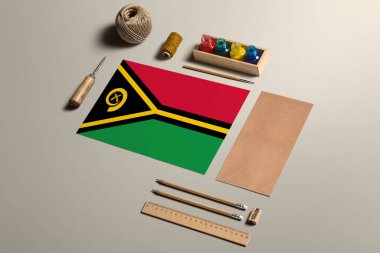 Vanuatu kaligrafi kavramı, güzel el yazısı, kalem, kalem, mürekkep, fırça, el işi kağıt ve ahşap masa üzerinde karton işçiliği için aksesuarlar ve araçlar.
