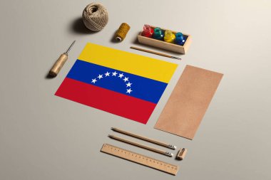 Venezuela el yazısı konsepti, aksesuarlar ve güzel el yazıları, kalemler, kalemler, mürekkep, fırça, el işi kağıt ve karton işçiliği için araçlar..