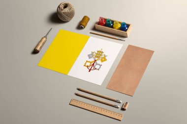 Vatikan Kaligrafi Konsepti, Aksesuarlar ve güzel el yazıları, kalemler, kalemler, mürekkep, fırça, el işi kağıt ve karton işçiliği için araçlar..