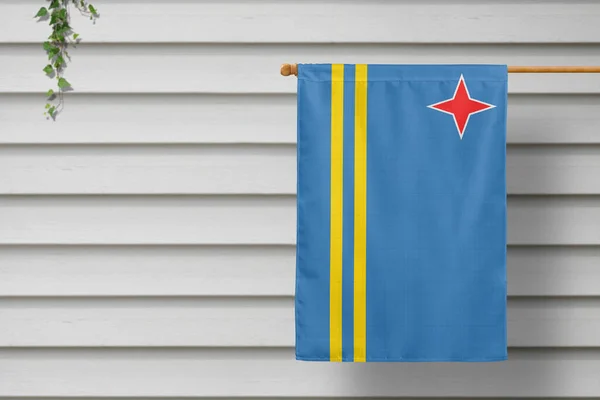 Una Pequeña Bandera Nacional Aruba Cuelga Una Cerca Largo Pared — Foto de Stock