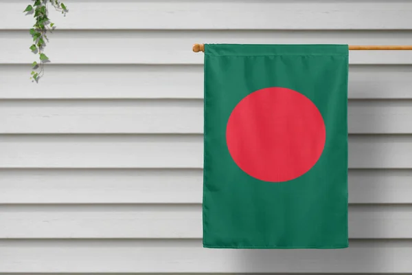 Bandera Nacional Bangladesh Cuelga Una Cerca Largo Pared Madera Una — Foto de Stock