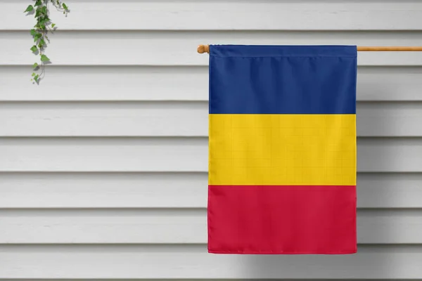 Bandera Nacional Chad Cuelga Una Valla Piquete Largo Pared Madera — Foto de Stock