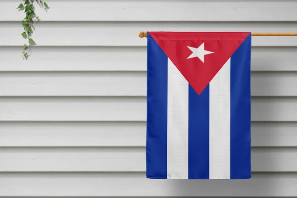 Una Pequeña Bandera Nacional Cuba Cuelga Una Cerca Largo Pared — Foto de Stock