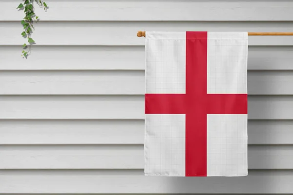 Pequena Bandeira Nacional Inglaterra Pende Uma Cerca Piquete Longo Parede — Fotografia de Stock