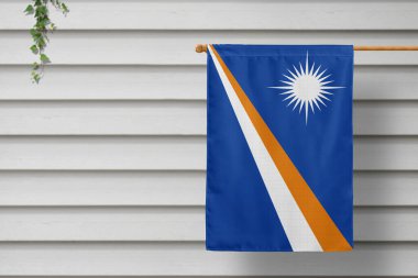 Marshall Adaları 'nın ulusal bayrağı kırsal bir kasabanın ahşap duvarı boyunca asılı duruyor. Bağımsızlık Günü kavramı.