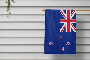 Yeni Zelanda 'nın küçük bayrağı kırsal bir kasabanın ahşap duvarı boyunca asılı duruyor. Bağımsızlık Günü kavramı.