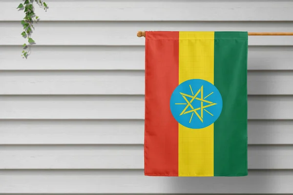 Etiopía Pequeña Bandera Nacional Cuelga Una Cerca Piquete Largo Pared — Foto de Stock