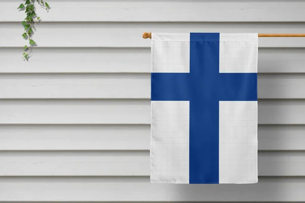 Bandera Nacional Finlandia Cuelga Una Cerca Largo Pared Madera Una — Foto de Stock