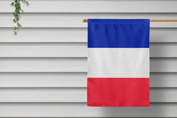 Bandera Nacional Francia Cuelga Una Cerca Piquete Largo Pared Madera —  Fotos de Stock