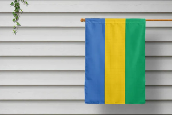 Εθνική Σημαία Της Γκαμπόν Κρέμεται Από Ένα Φράχτη Κατά Μήκος — Φωτογραφία Αρχείου