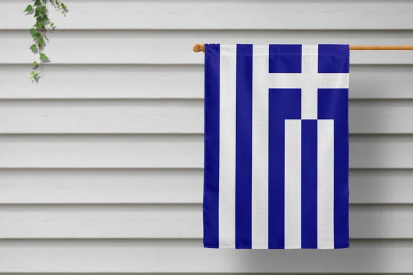 Греческий Национальный Маленький Флаг Висит Заборе Вдоль Деревянной Стены Сельском — стоковое фото