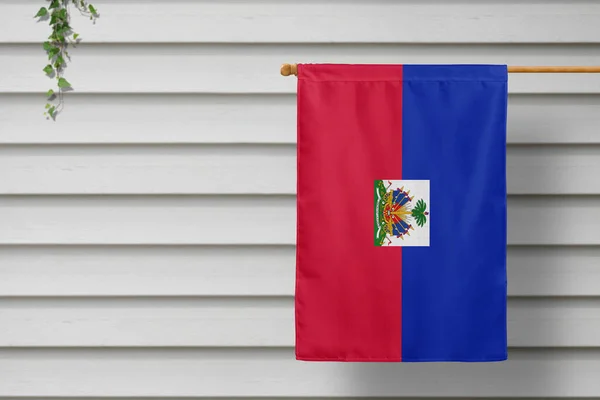 Haiti Nin Küçük Bayrağı Kırsal Bir Kasabanın Ahşap Duvarı Boyunca — Stok fotoğraf