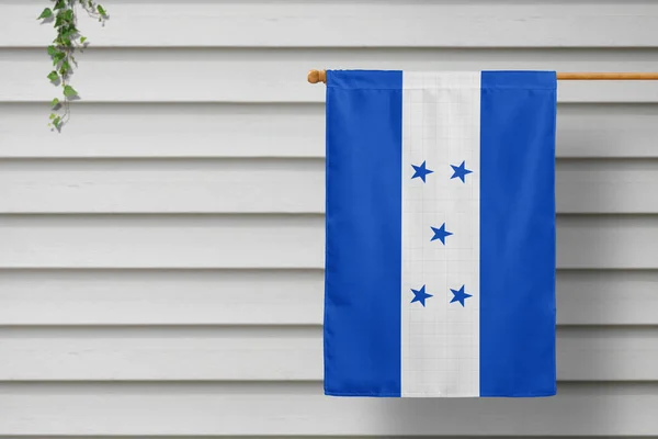 Национальный Флаг Гондураса Висит Заборе Вдоль Деревянной Стены Сельском Городке — стоковое фото