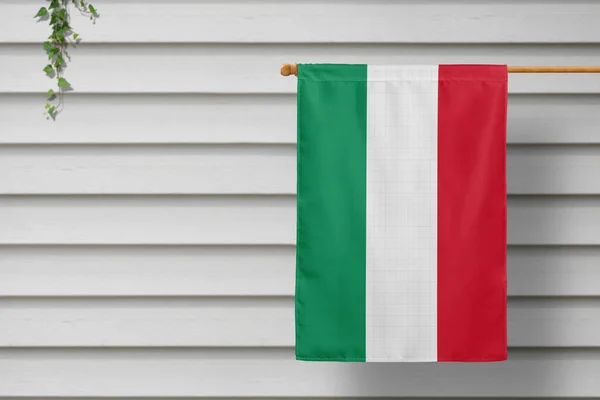 Pequena Bandeira Nacional Hungria Pende Uma Cerca Piquete Longo Parede — Fotografia de Stock