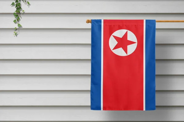 Pequena Bandeira Nacional Coreia Norte Pende Uma Cerca Piquete Longo — Fotografia de Stock