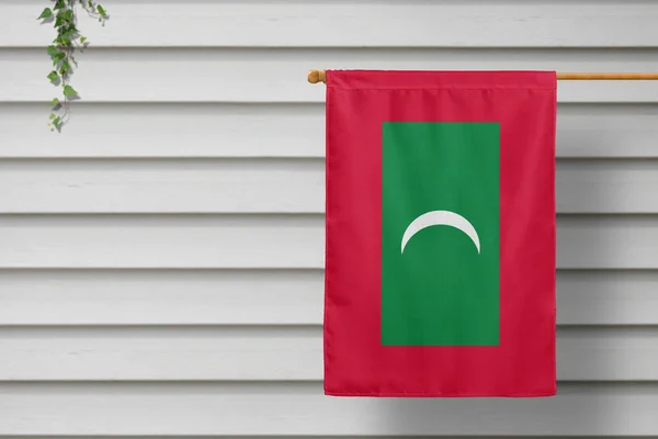 Maldivas Pequeña Bandera Nacional Cuelga Una Cerca Piquete Largo Pared — Foto de Stock