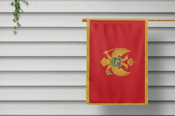 Montenegro Pequena Bandeira Nacional Pende Uma Cerca Piquete Longo Parede — Fotografia de Stock