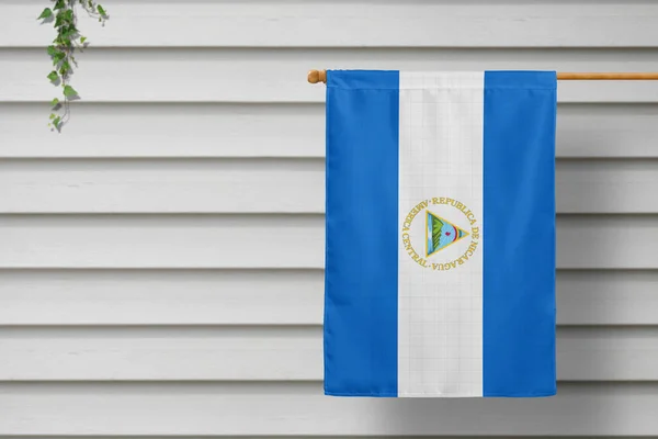 Bandera Nacional Nicaragua Cuelga Una Cerca Largo Pared Madera Pueblo — Foto de Stock