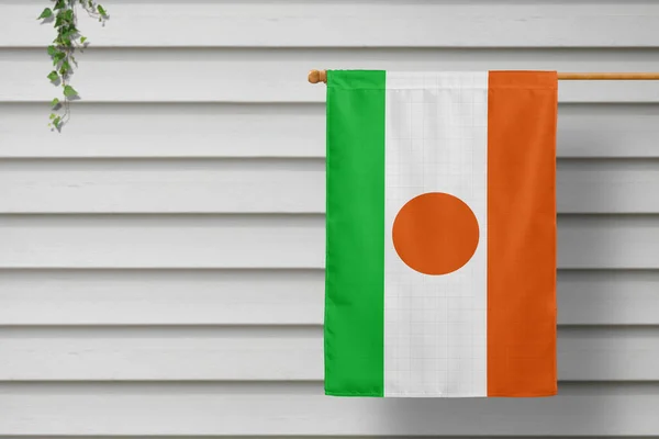 Pequena Bandeira Nacional Níger Pende Uma Cerca Piquete Longo Parede — Fotografia de Stock
