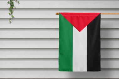 Filistin 'in küçük bayrağı kırsal bir kasabanın ahşap duvarı boyunca asılı duruyor. Bağımsızlık Günü kavramı.