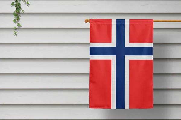 Bandera Pequeña Nacional Noruega Cuelga Una Cerca Piquete Largo Pared — Foto de Stock