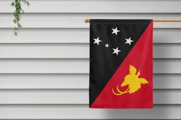 Bandera Nacional Papúa Nueva Guinea Cuelga Una Valla Piquete Largo — Foto de Stock
