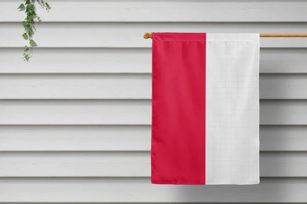 폴란드의 국기는 마을의 장작더미 울타리에 독립일의 — 스톡 사진
