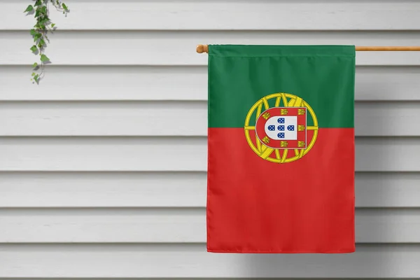Portugal Nationell Liten Flagga Hänger Från Ett Staket Längs Träväggen — Stockfoto