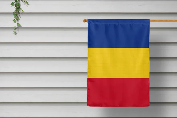 Bandera Pequeña Nacional Rumania Cuelga Una Cerca Piquete Largo Pared — Foto de Stock