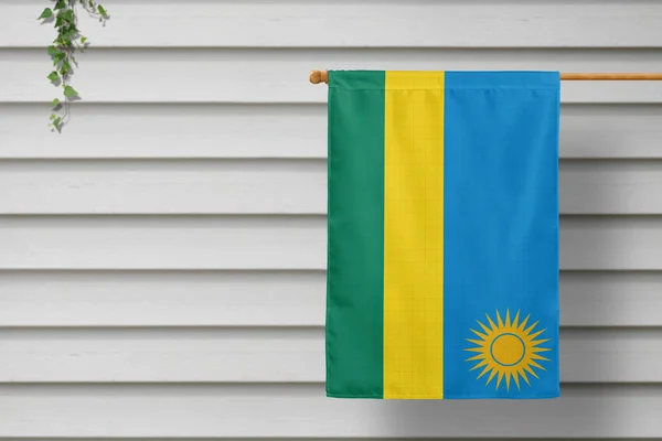 Bandera Nacional Ruanda Cuelga Una Valla Piquete Largo Pared Madera — Foto de Stock