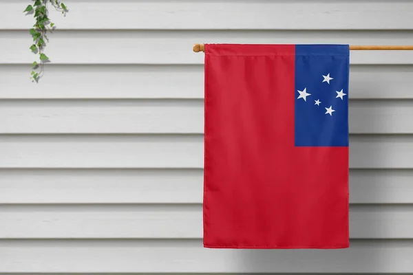 Εθνική Μικρή Σημαία Της Σαμόα Κρέμεται Από Ένα Φράχτη Κατά — Φωτογραφία Αρχείου