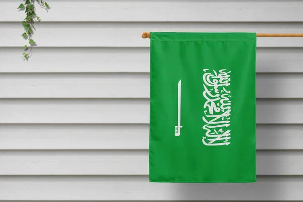 Drapelul Național Arabiei Saudite Atârnă Gard Pichet Lungul Zidului Lemn — Fotografie, imagine de stoc