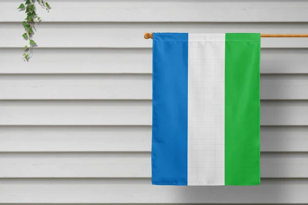 Bandera Nacional Sierra Leona Cuelga Una Cerca Largo Pared Madera — Foto de Stock