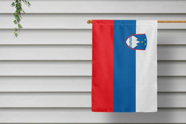 Bandera Nacional Eslovenia Cuelga Una Cerca Largo Pared Madera Una — Foto de Stock