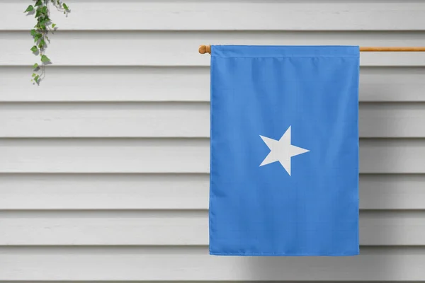 Bandera Nacional Somalia Cuelga Una Cerca Largo Pared Madera Una — Foto de Stock