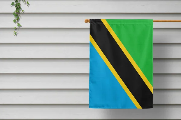 Bandera Nacional Tanzania Cuelga Una Cerca Largo Pared Madera Una — Foto de Stock