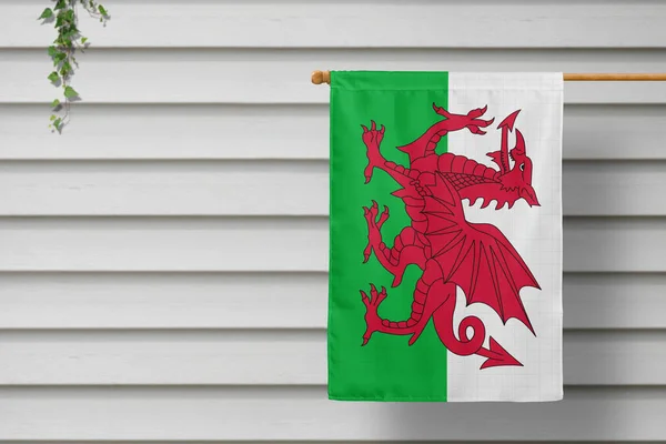Pequena Bandeira Nacional País Gales Pende Uma Cerca Piquete Longo — Fotografia de Stock