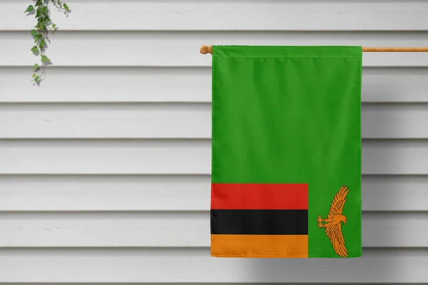 Bandera Nacional Zambia Cuelga Una Cerca Largo Pared Madera Una — Foto de Stock