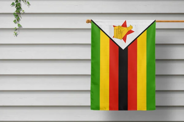 Bandera Nacional Zimbabue Cuelga Una Cerca Largo Pared Madera Una — Foto de Stock