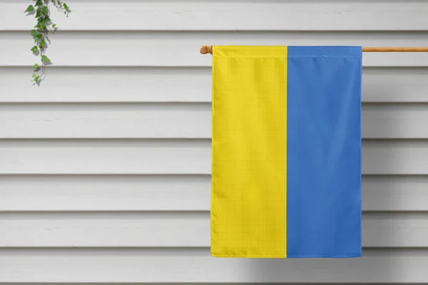 Ukraine Petit Drapeau National Accroché Une Clôture Piquet Long Mur Photo De Stock